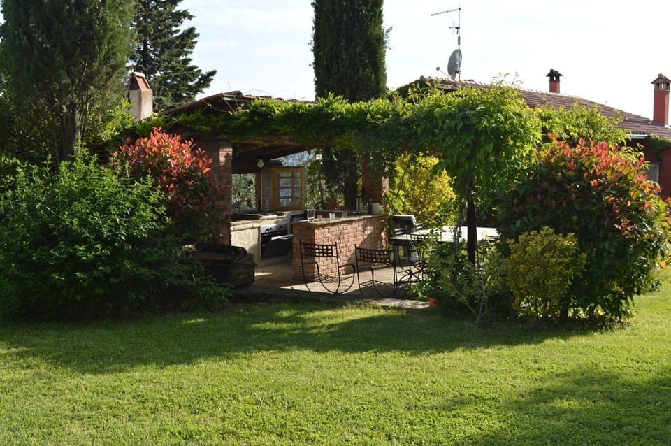 Outside kitchen, open fire & dining table for 10