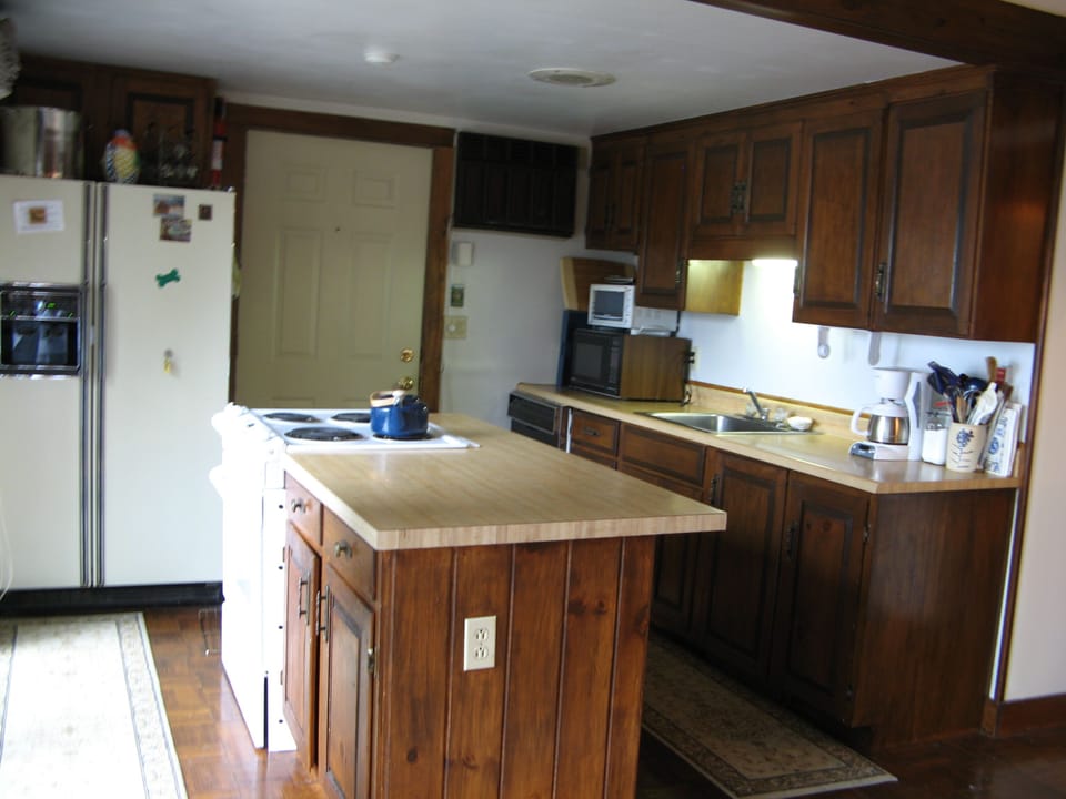 Stove, fridge, microwave, toaster oven, coffee maker & more! Lobster pots? YES!