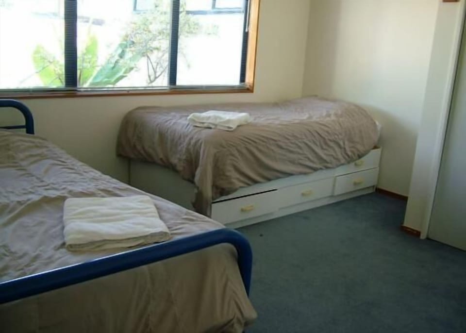 Waitangi R/L twin bedroom with trundle bed