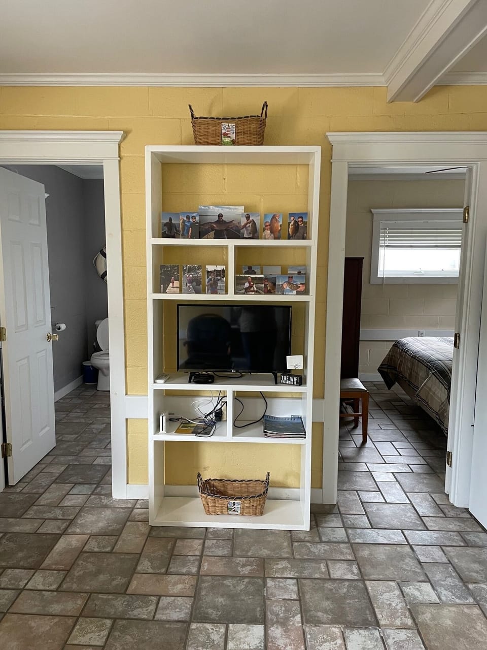 Living room, small TV with cable
