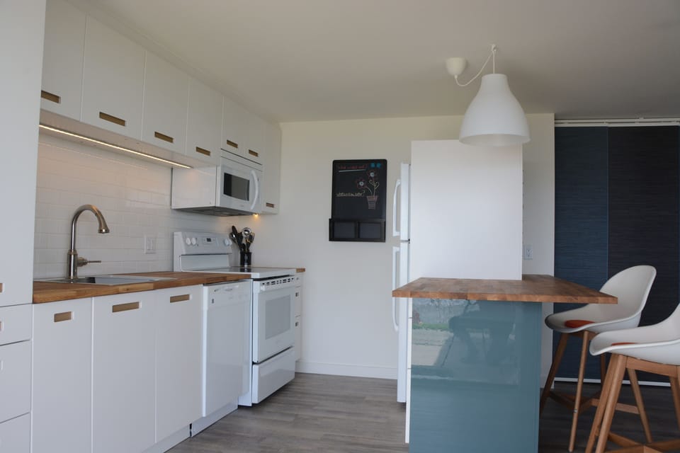 Fully-equipped full-size kitchen