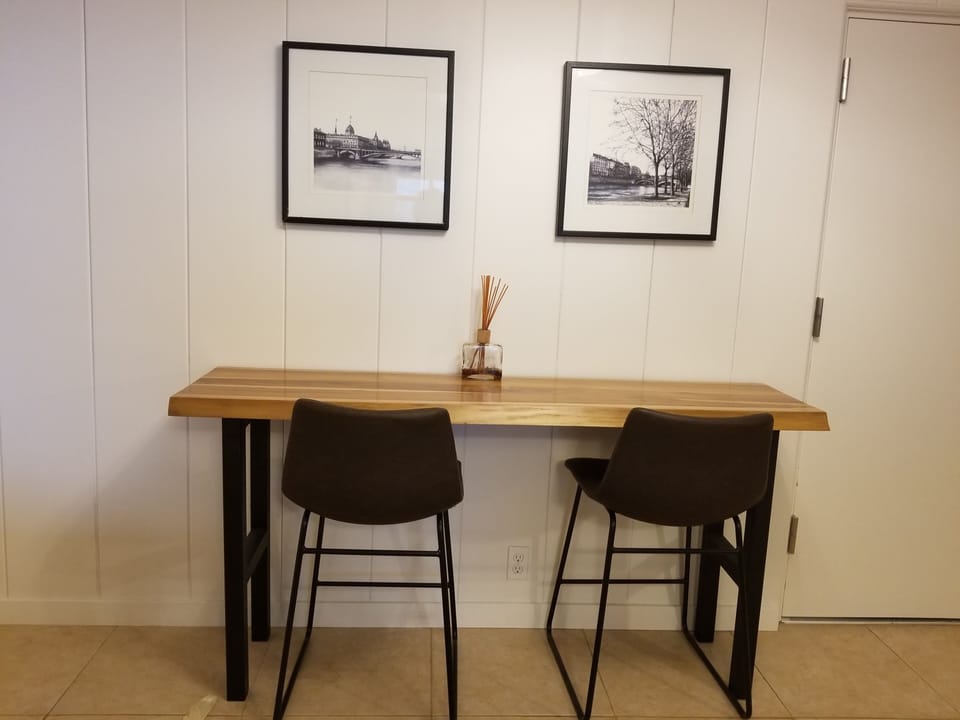 Convenient bar table, can be used as breakfast bar or additional work space.