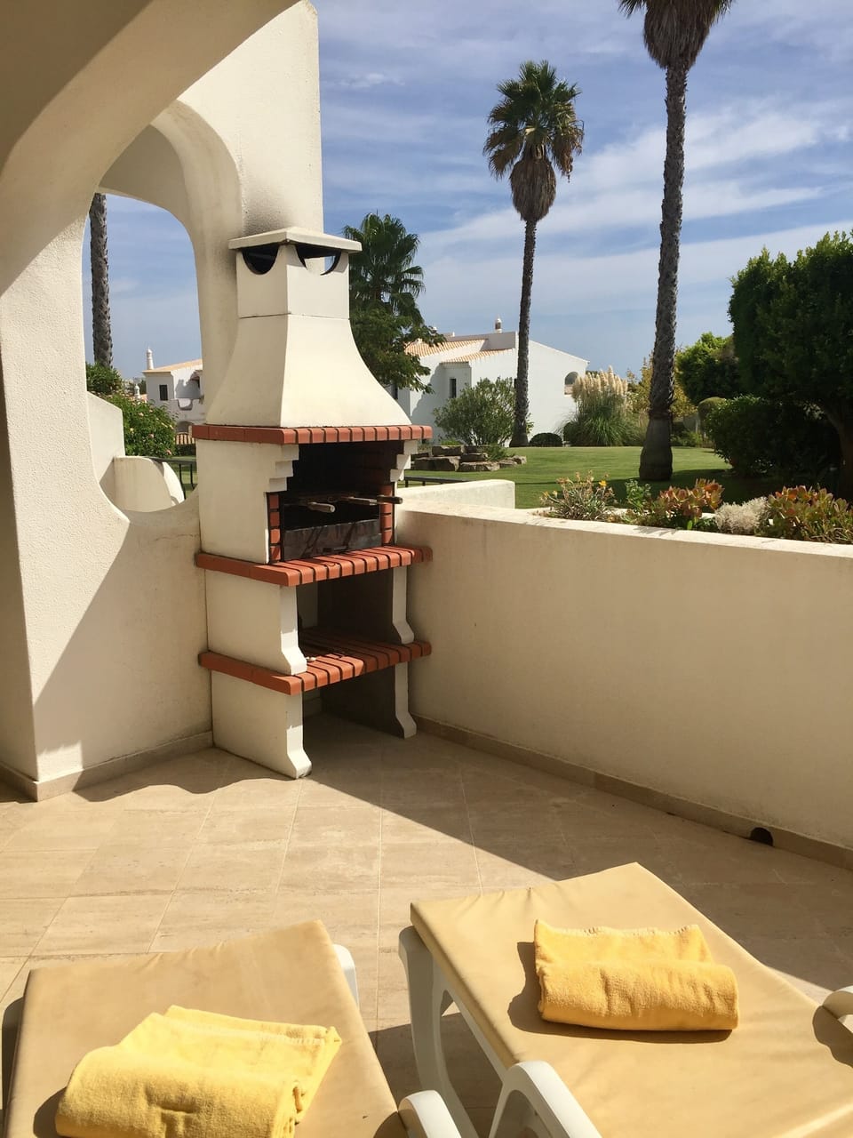 Outdoor BBQ / sunbathing area