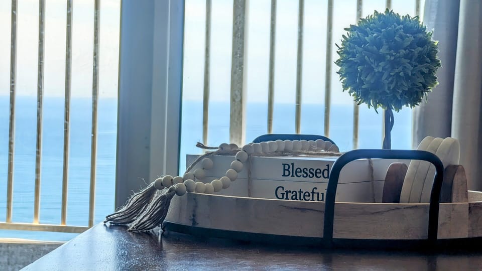 Spacious, open concept living/dining, super comfy sectional sofa w ocean views.
