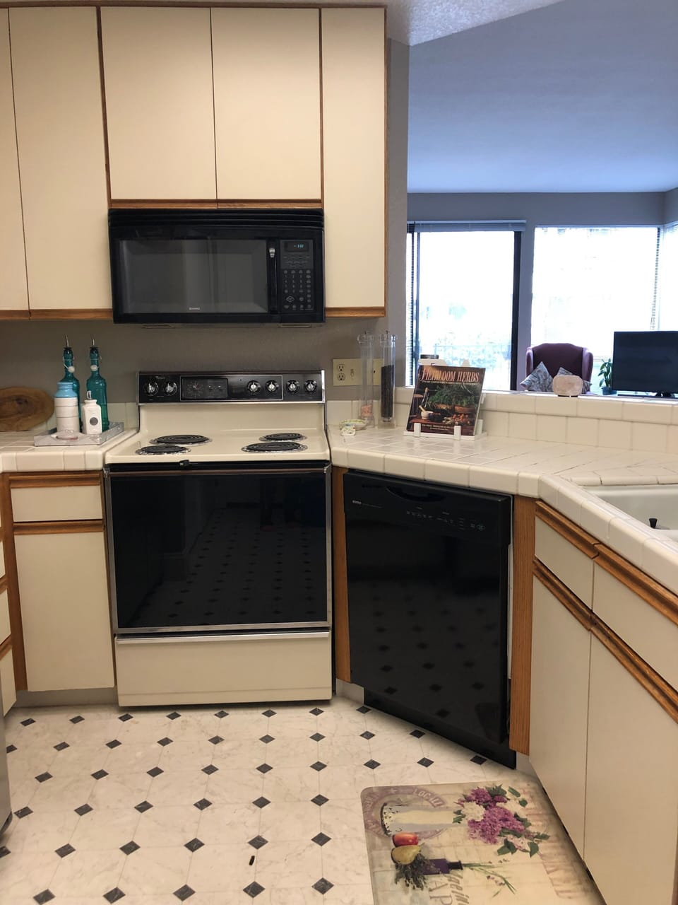 Kitchen complete with all amenities and cooking gadgets imaginable!