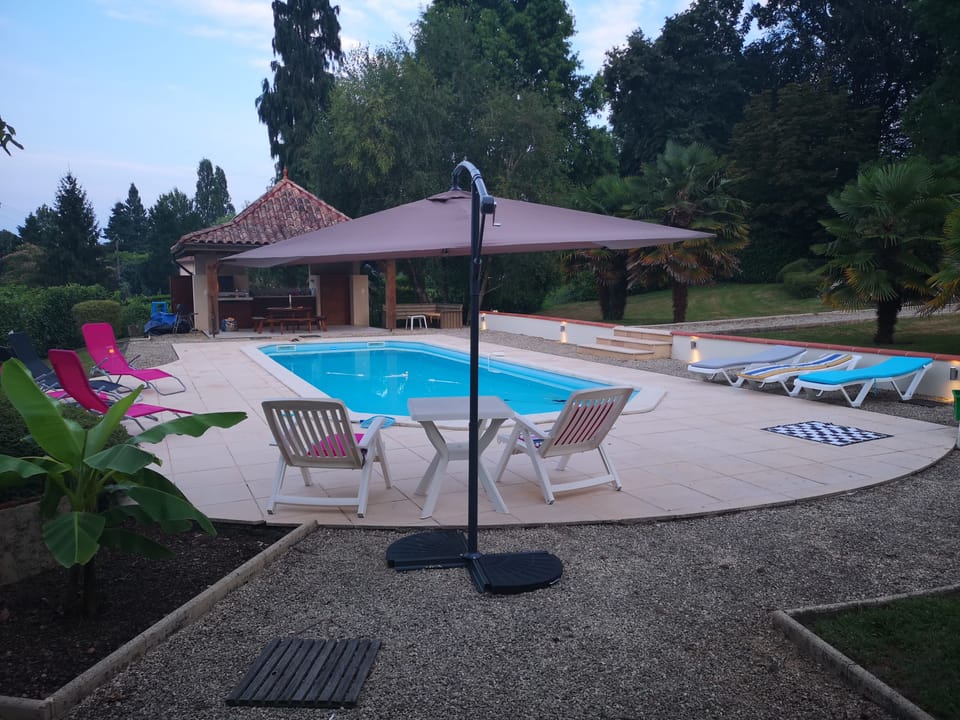The over-sized parasol  provides good shade to protect you from the sun.