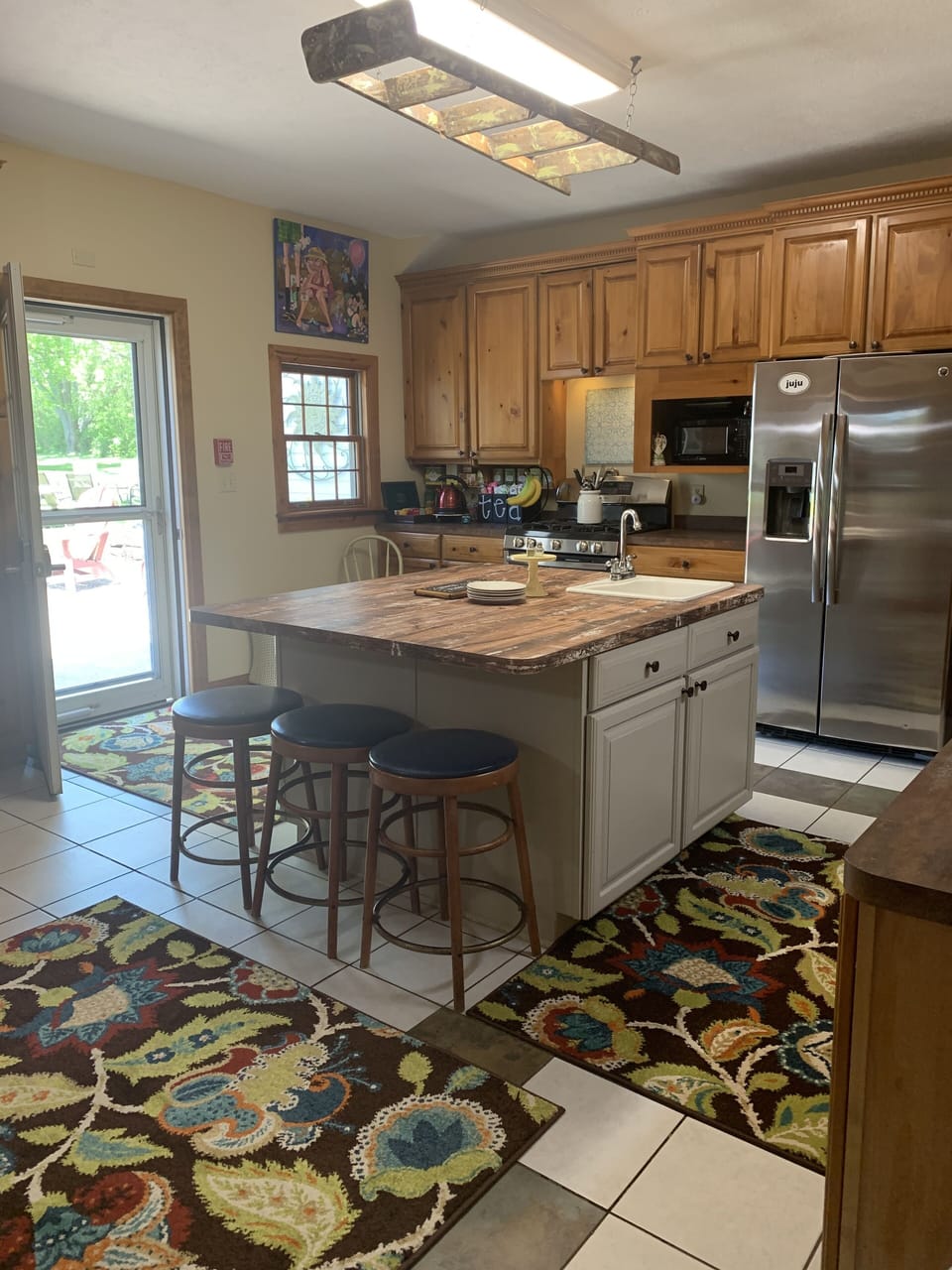 2 kitchens, island, extra sinks, dishwasher, 2 gas ovens/stoves, 3 refrigerators