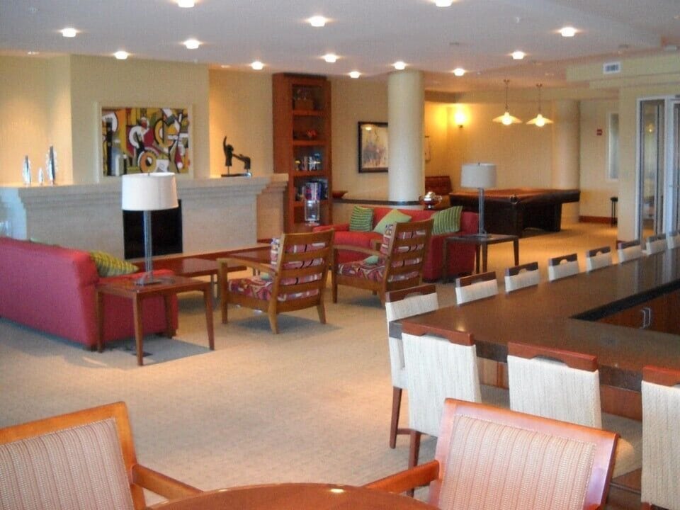 Clubroom w/ pool table, library, kitchen area, ice maker, private parties..etc.