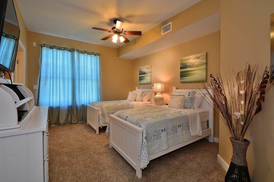 BEDROOM 3 w/ 2 Twin beds & 40 inch SMART TV & Blue- Ray