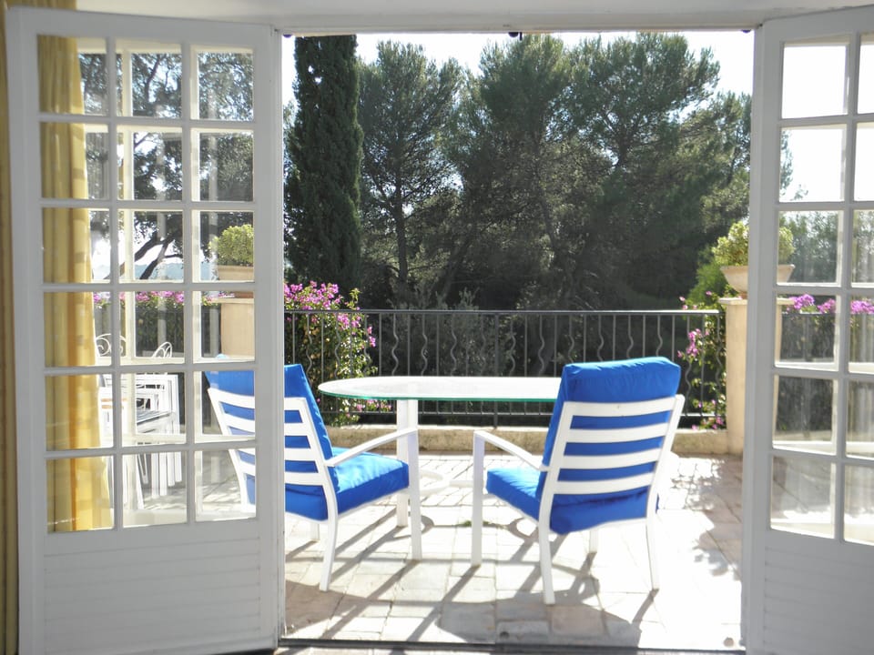 Sitting room to terrace