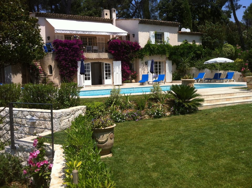 Villa Gezanne pool barrier removed 