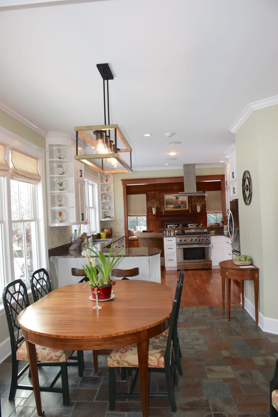 Breakfast room with seating for 6+