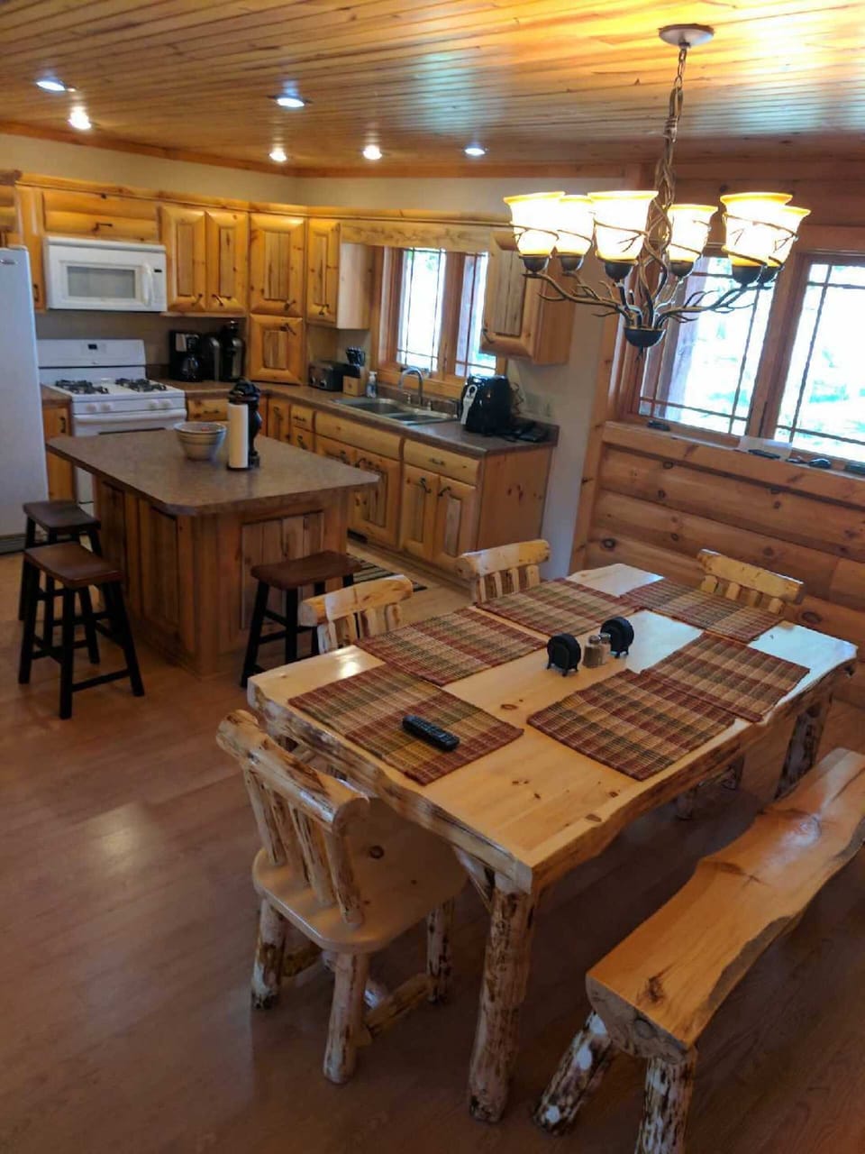 Log Home Dining/Kitchen