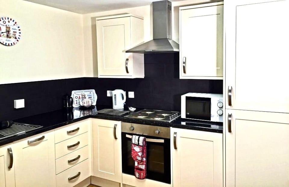 Kitchen with dishwasher - microwave - full height fridge Freezer ( 50/50 )