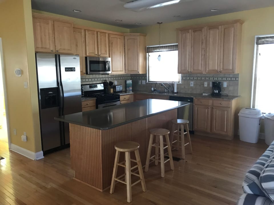 Kitchen Area with Large Island - seats (5)
