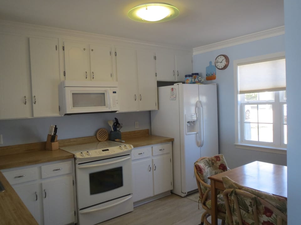 Kitchen with breakfast table
