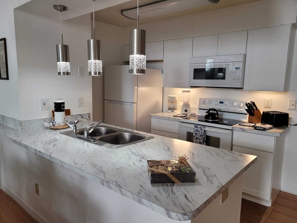 Refurbished Kitchen with all modern conveniences 