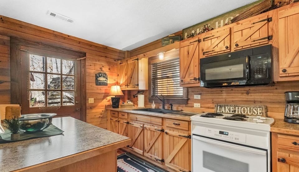 Whether frying up your catch of the day or preparing a pancake breakfast, the Lake House kitchen is equipped with the tools you need for your favorite meals.