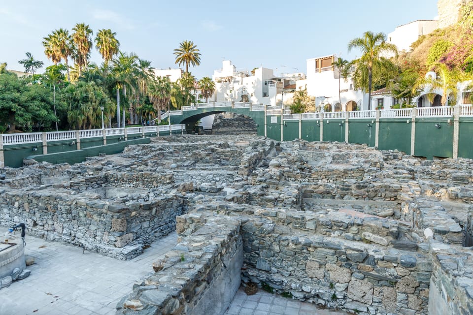 Fenitian ruins and the old town behind. Ruinas Fenicias y el casco antiguo.