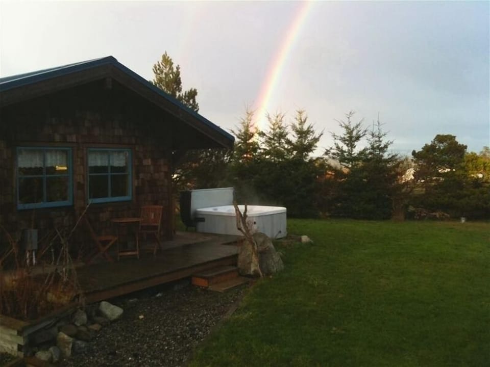 Guesthouse and Hot Tub. Rainbow Not Guaranteed!