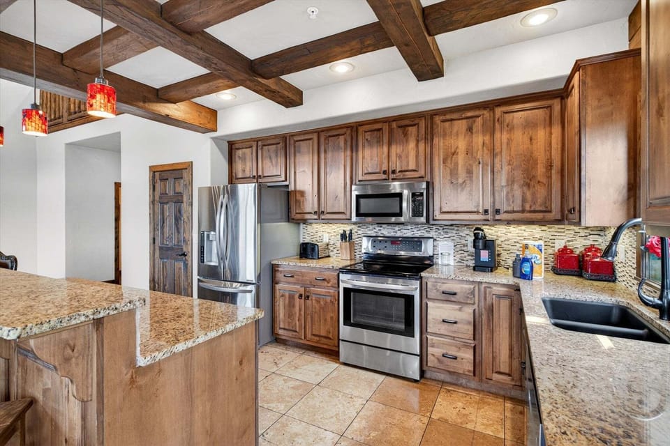 Gourmet kitchen fully stocked for all your cooking needs