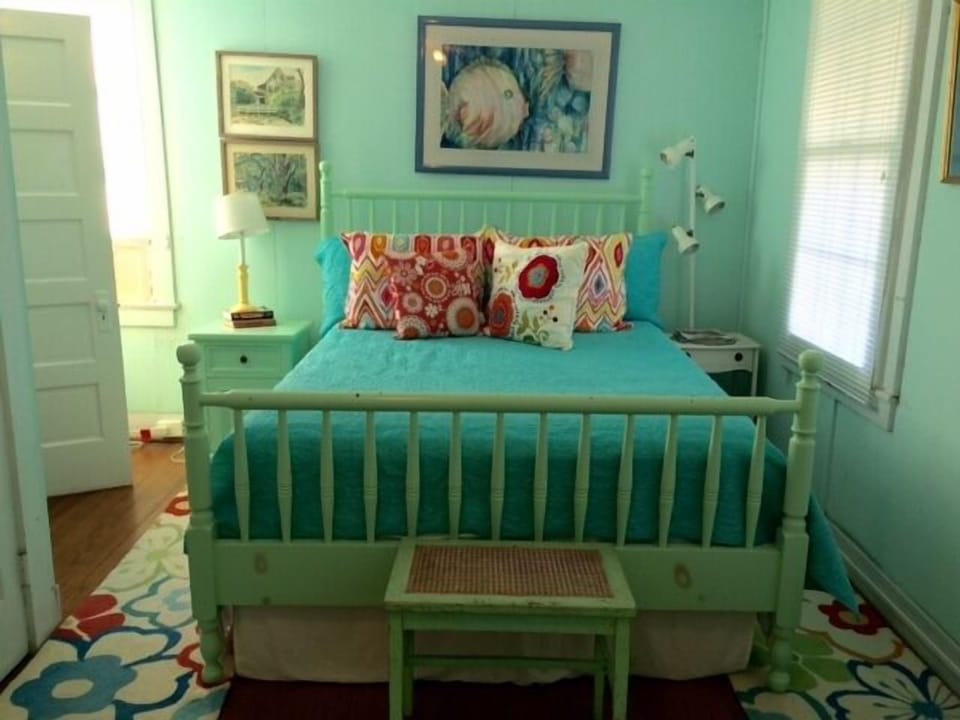 Queen bed with ensuite toilet and sink