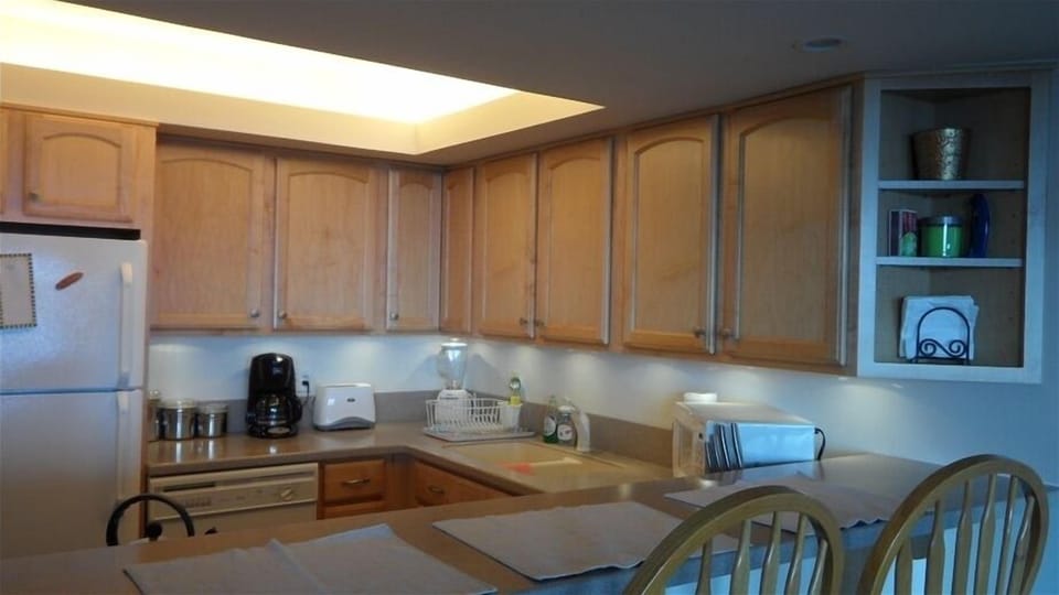 Kitchen with breakfast bar