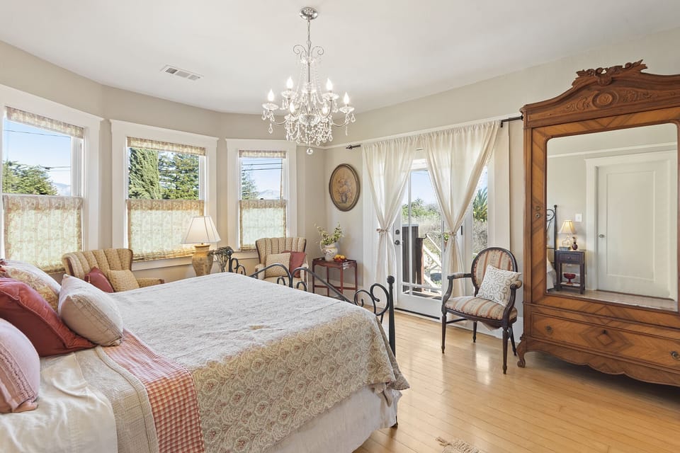 Bedroom 1 (Queen)