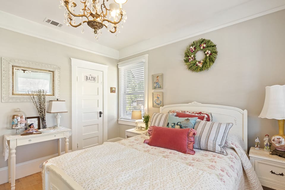 Bedroom 2 (Queen)