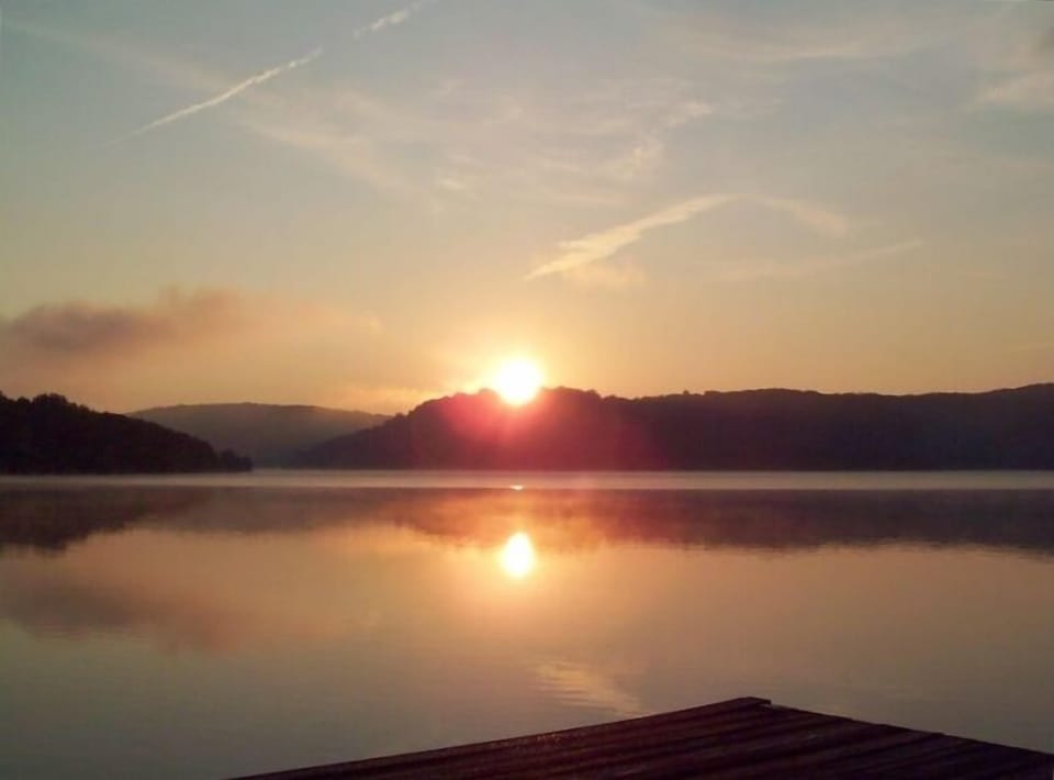 Sunrise on Beaver Lake at Little Cabin in the Woods