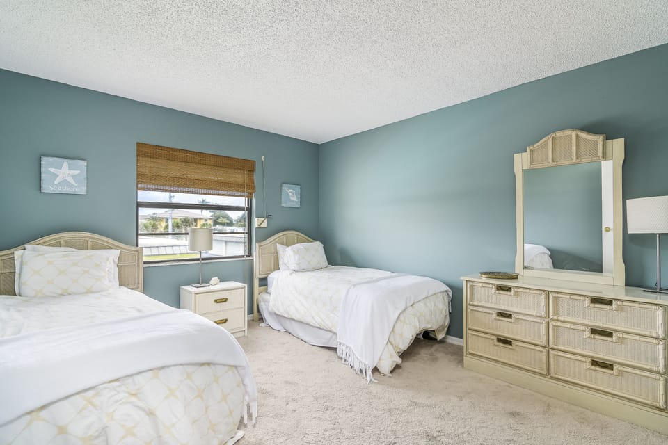 Second Bedroom with Convertible Connector to Make King Size Bed 