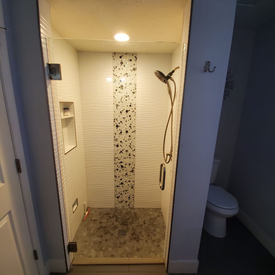 Master shower has detachable spray nozzle