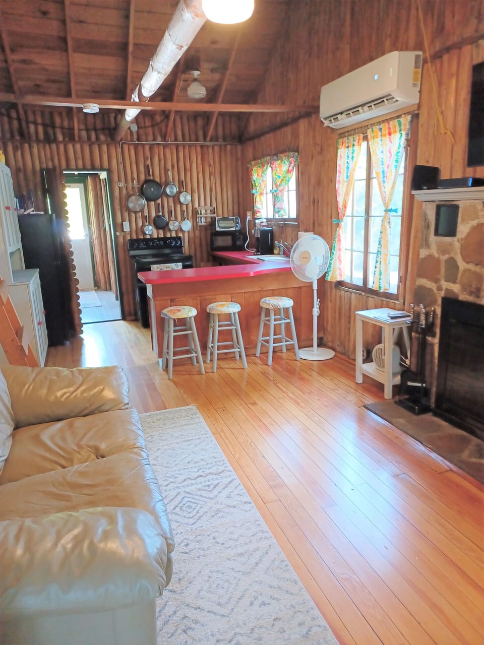 Living room looking into full kitchen