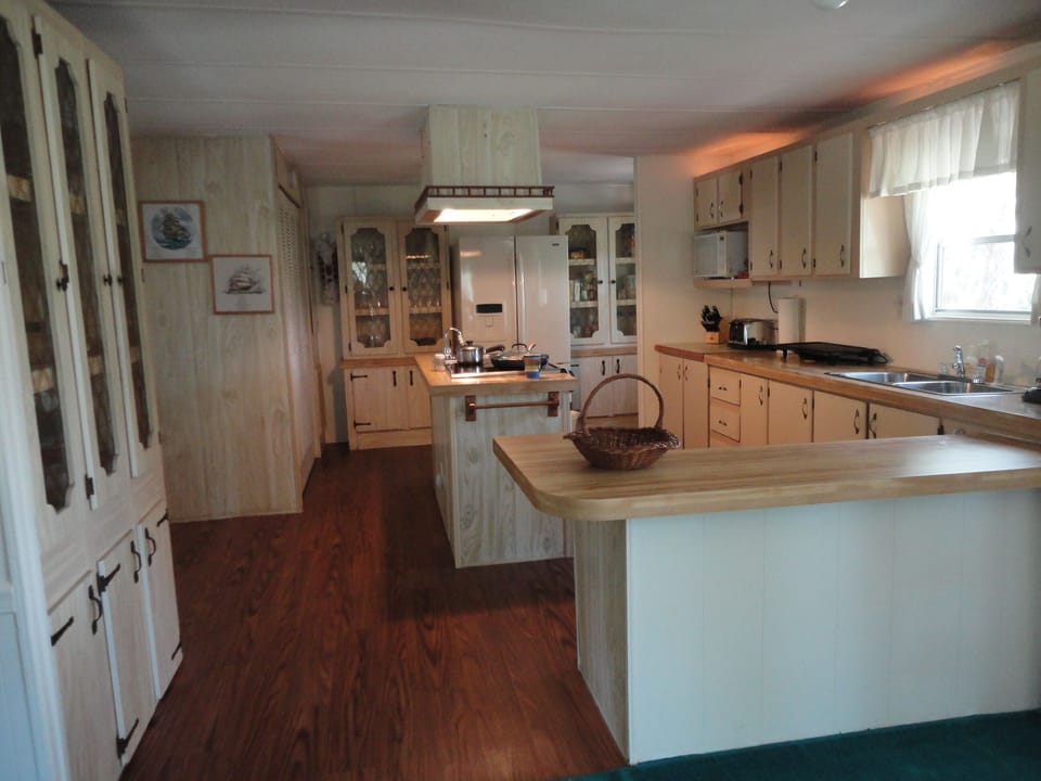 Kitchen & Laundry area