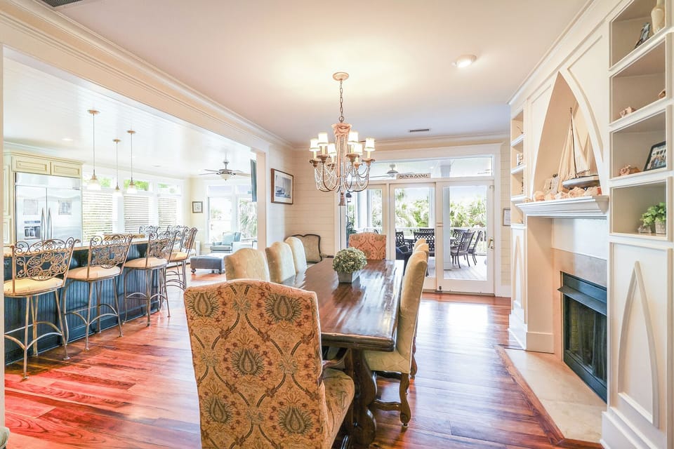 Dining area on the middle floor
