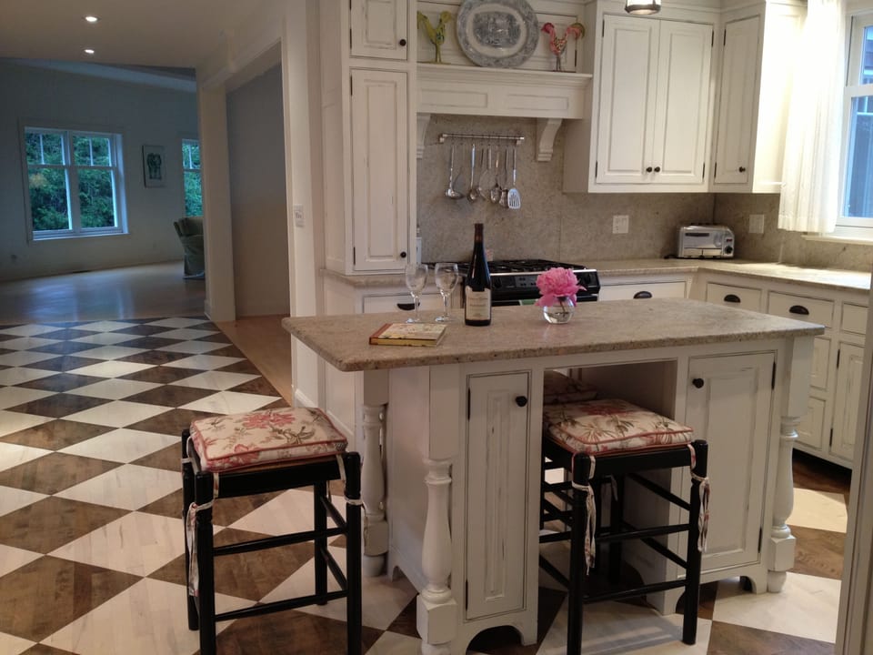 The kitchen has a dining table, island and views of the sea. Outdoor grill. 