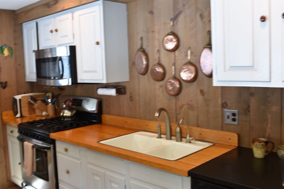 Kitchen has SS Appliances and Gas Cooktop. 
