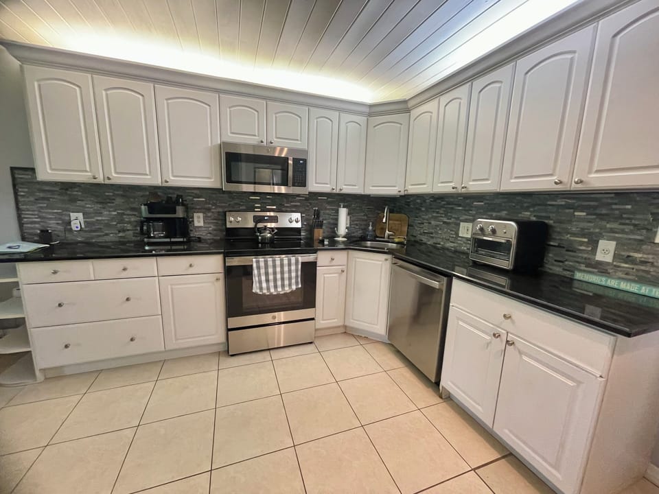 New kitchen appliances & coffee maker, air fryer, slow cooker, blender, etc
