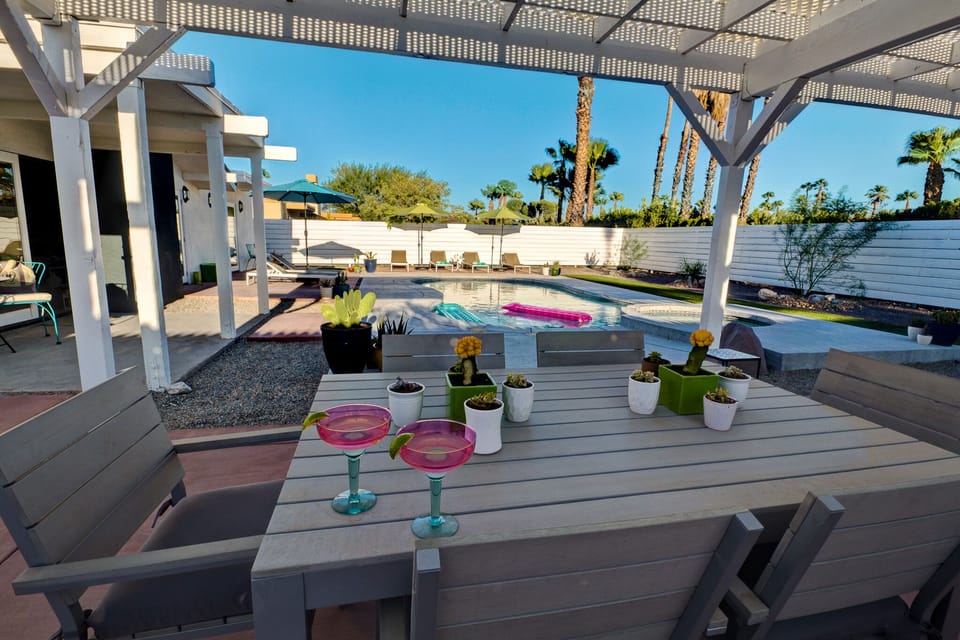 Alfresco dining for 6 under the pergola