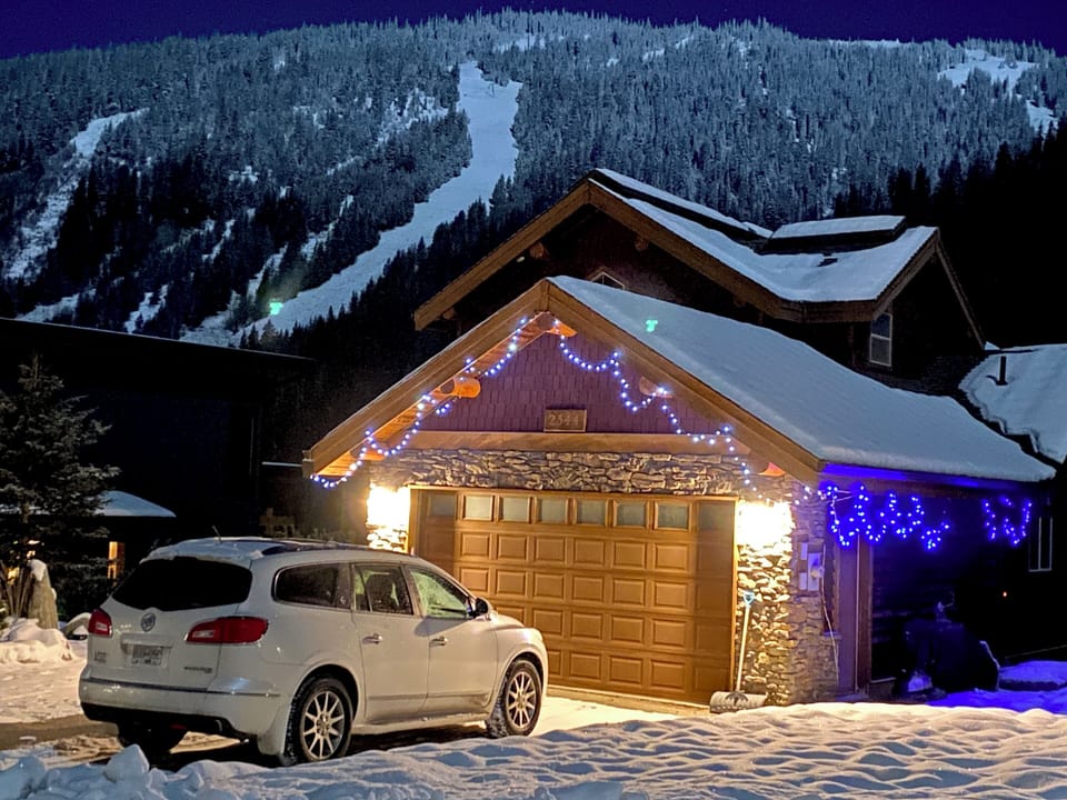 Such a view of the mountain and ample parking for four vehicles
