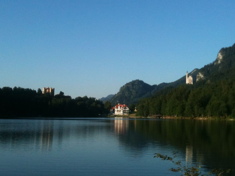Alpsee mit Blick auf Schloss Neuschwanstein und Hohenschwangau