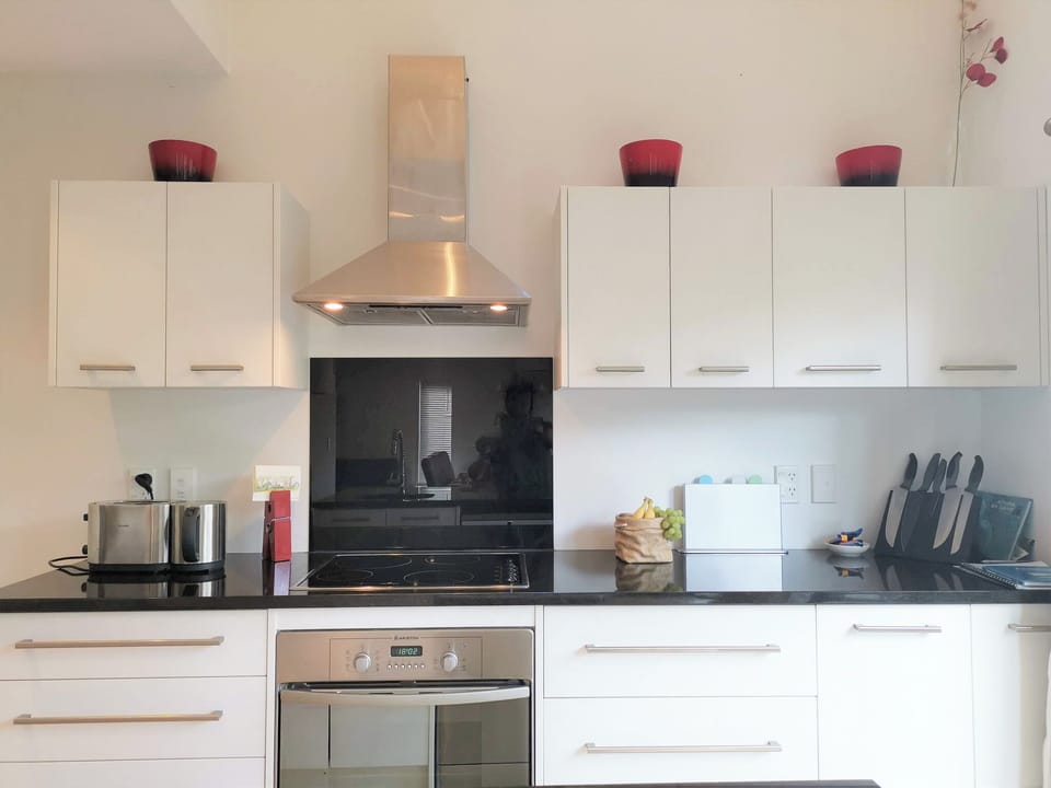 Modern well equipped kitchen (perfect for longer stays!). Electric hob and oven.