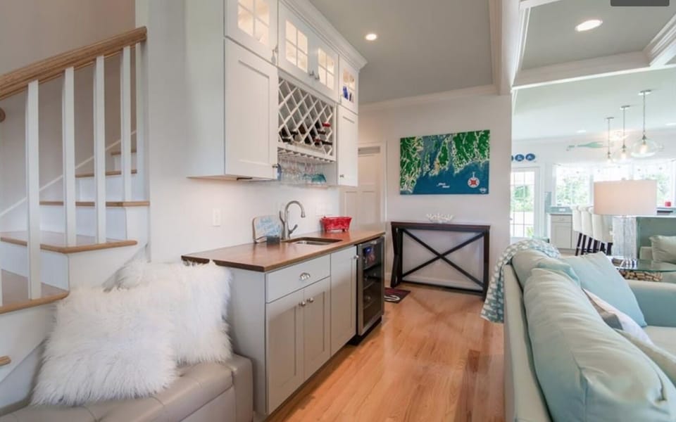 Wet bar and wine refridgerator