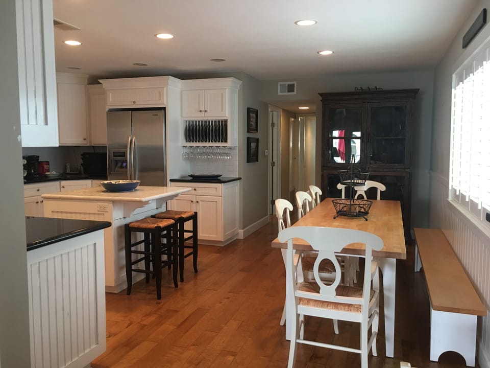 Plenty of room for everyone to enjoy a meal together. 