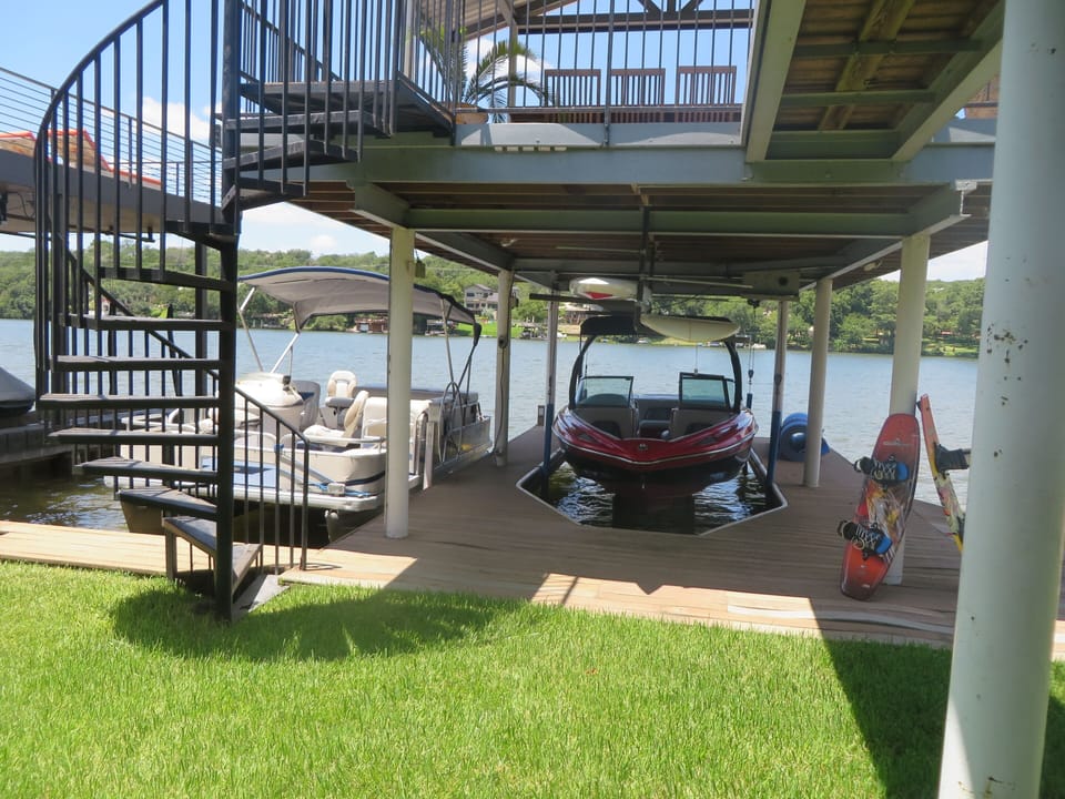 Park your boat here. Rental of pontoon boat possible for qualified renters