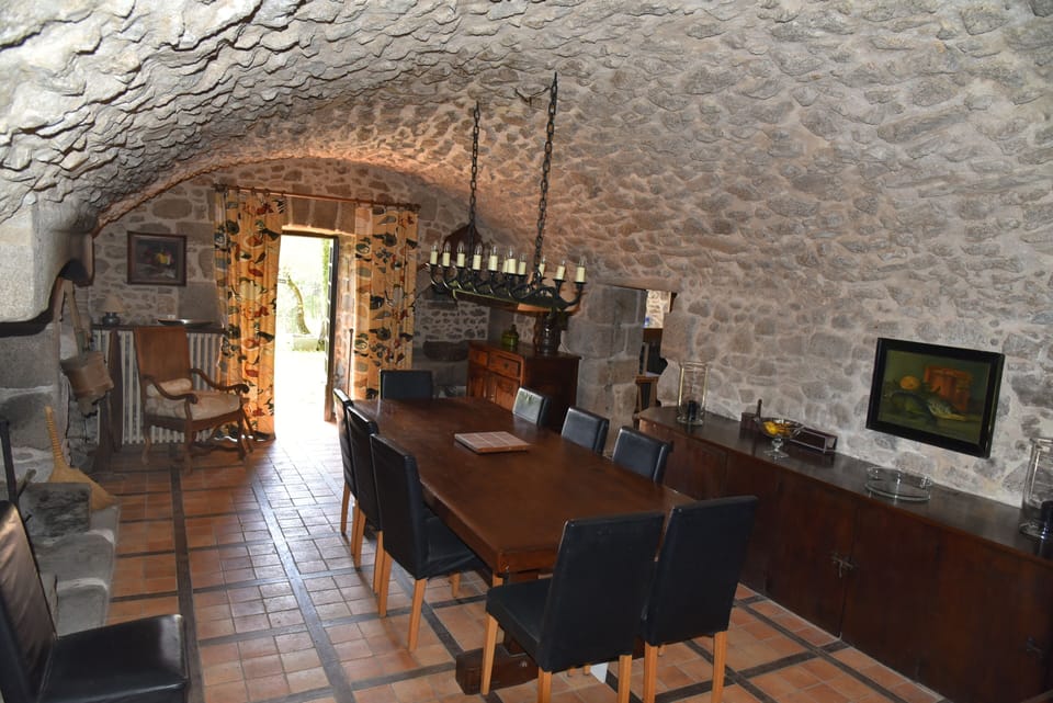 The dining room 1 (9th century)