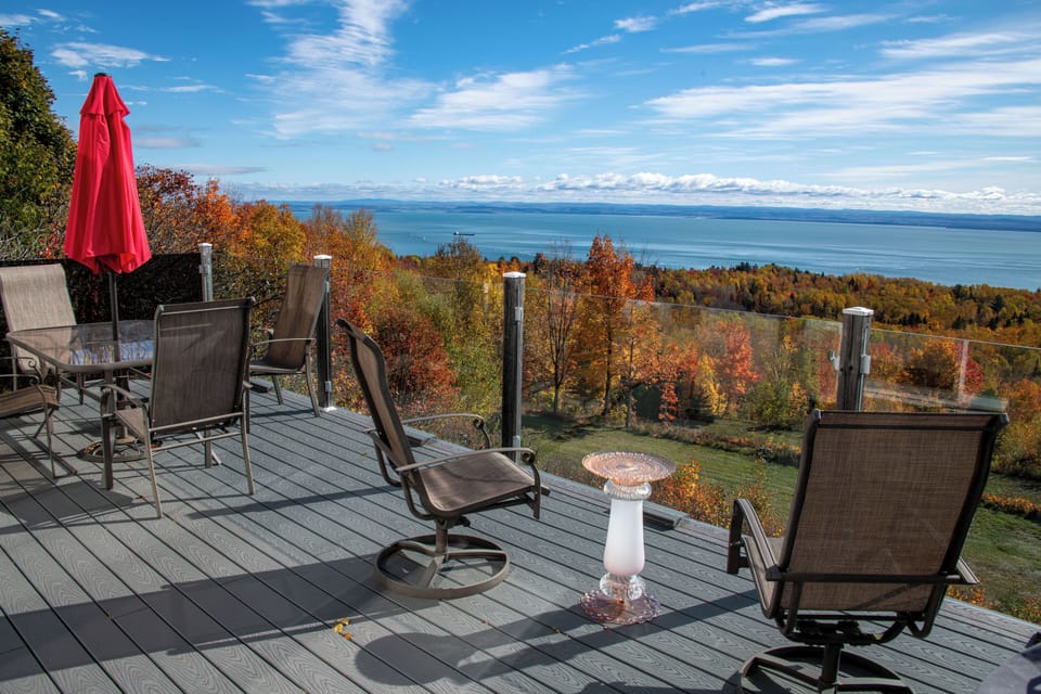 patio with a bbq offering an impressive view on the St Lauwrence river
