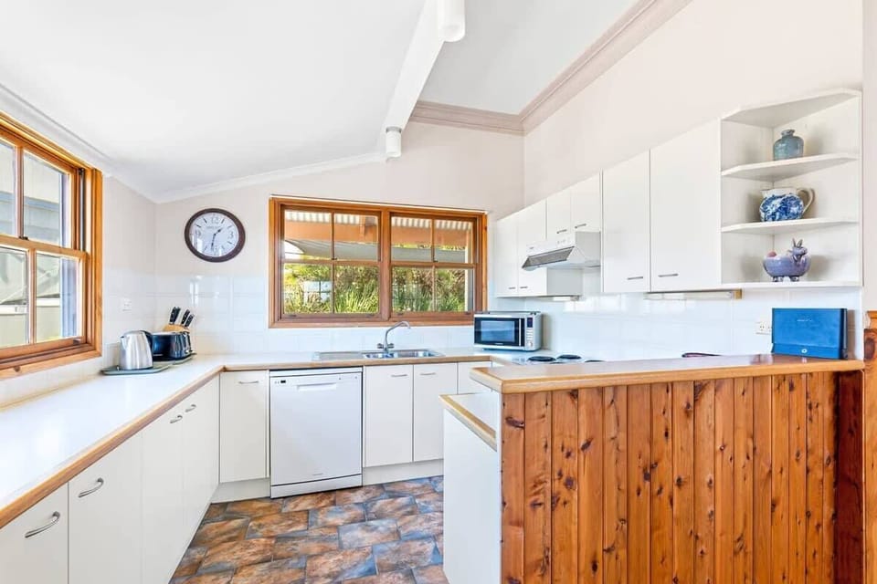 Fully equipped kitchen with dishwasher, electric cooking and coffee machine