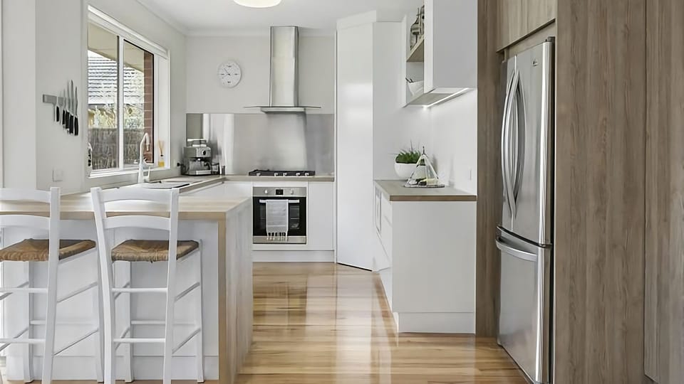 Fully equipped kitchen with breakfast bar.