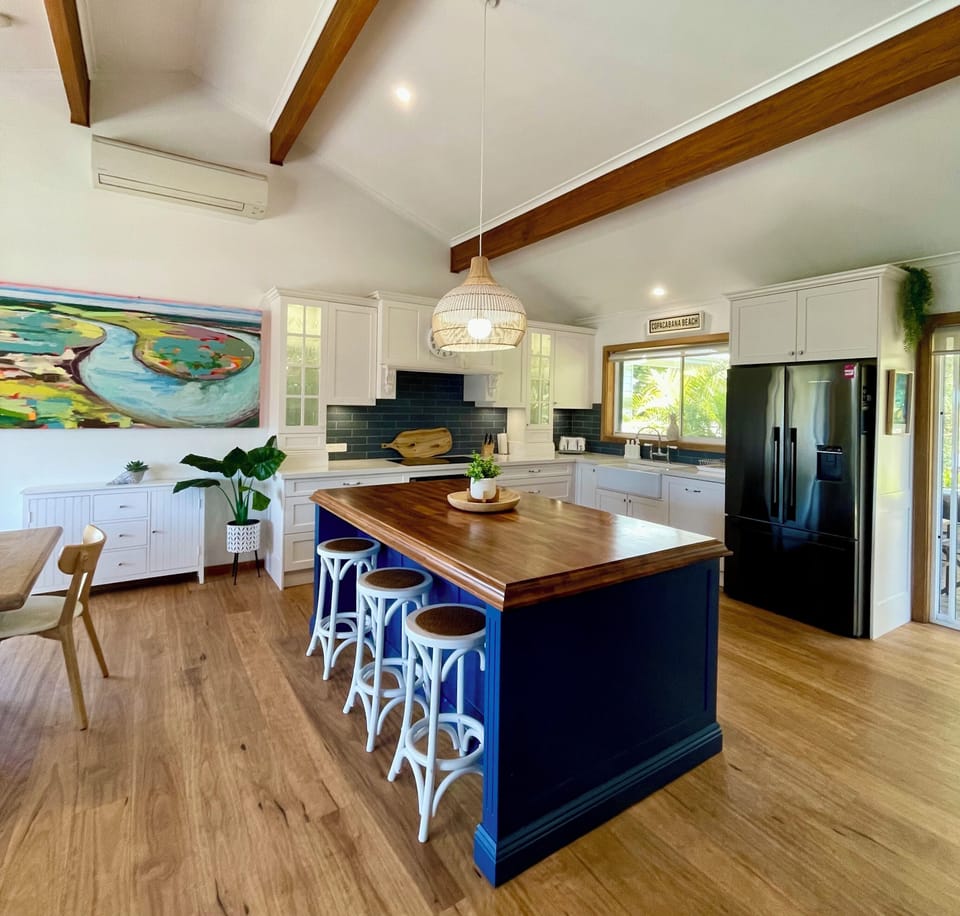 Large beautiful Hamptons style kitchen